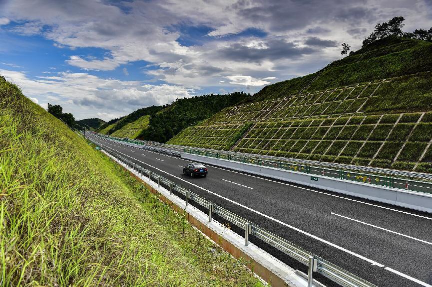 广东雄信高速公路正式通车