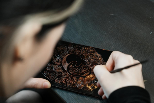 黔道联名铜版画艺术家洪诗雅,促进白酒与艺术的融合