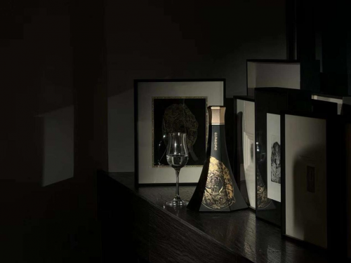 黔道联名铜版画艺术家洪诗雅,促进白酒与艺术的融合