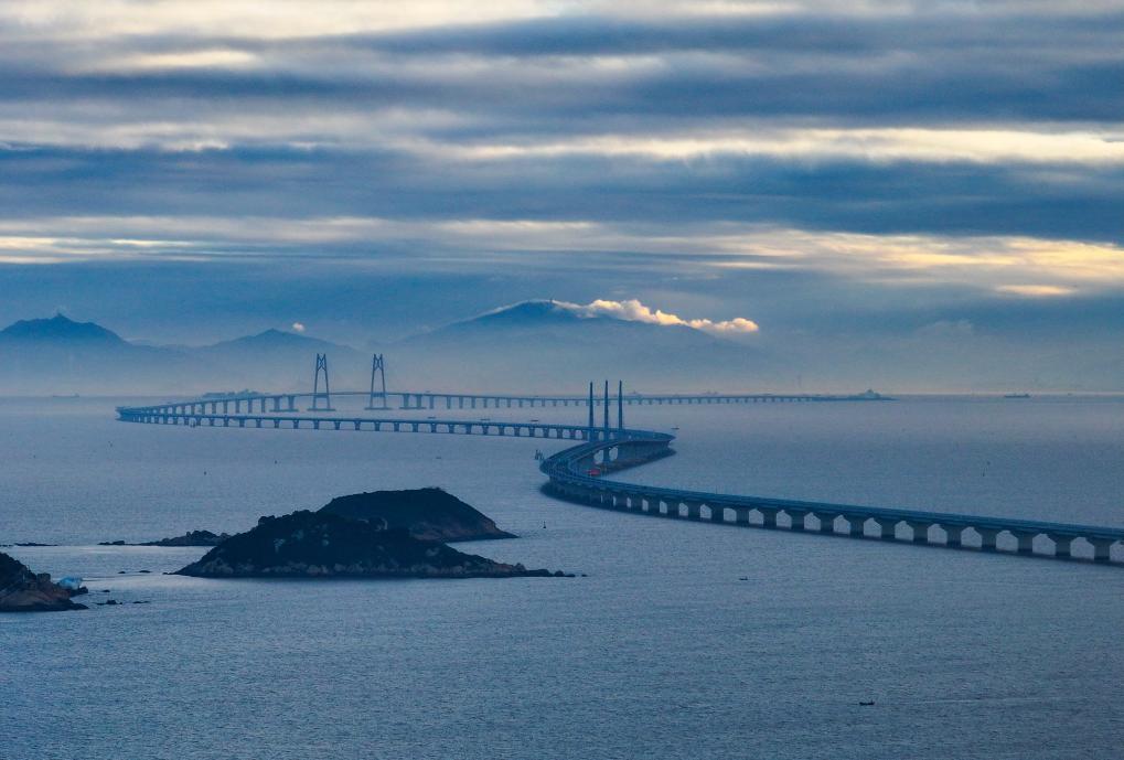 晨曦中的港珠澳大桥（2023年12月15日摄，无人机照片）。新华社记者 刘大伟 摄