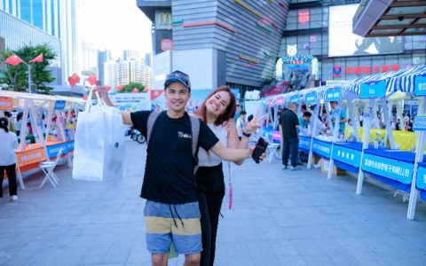 空箱来满箱走！外国游客的行李箱，装着华强北的中国创新